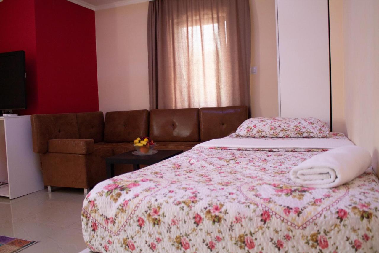 Hotel Living Suto Orizari Zewnętrze zdjęcie
