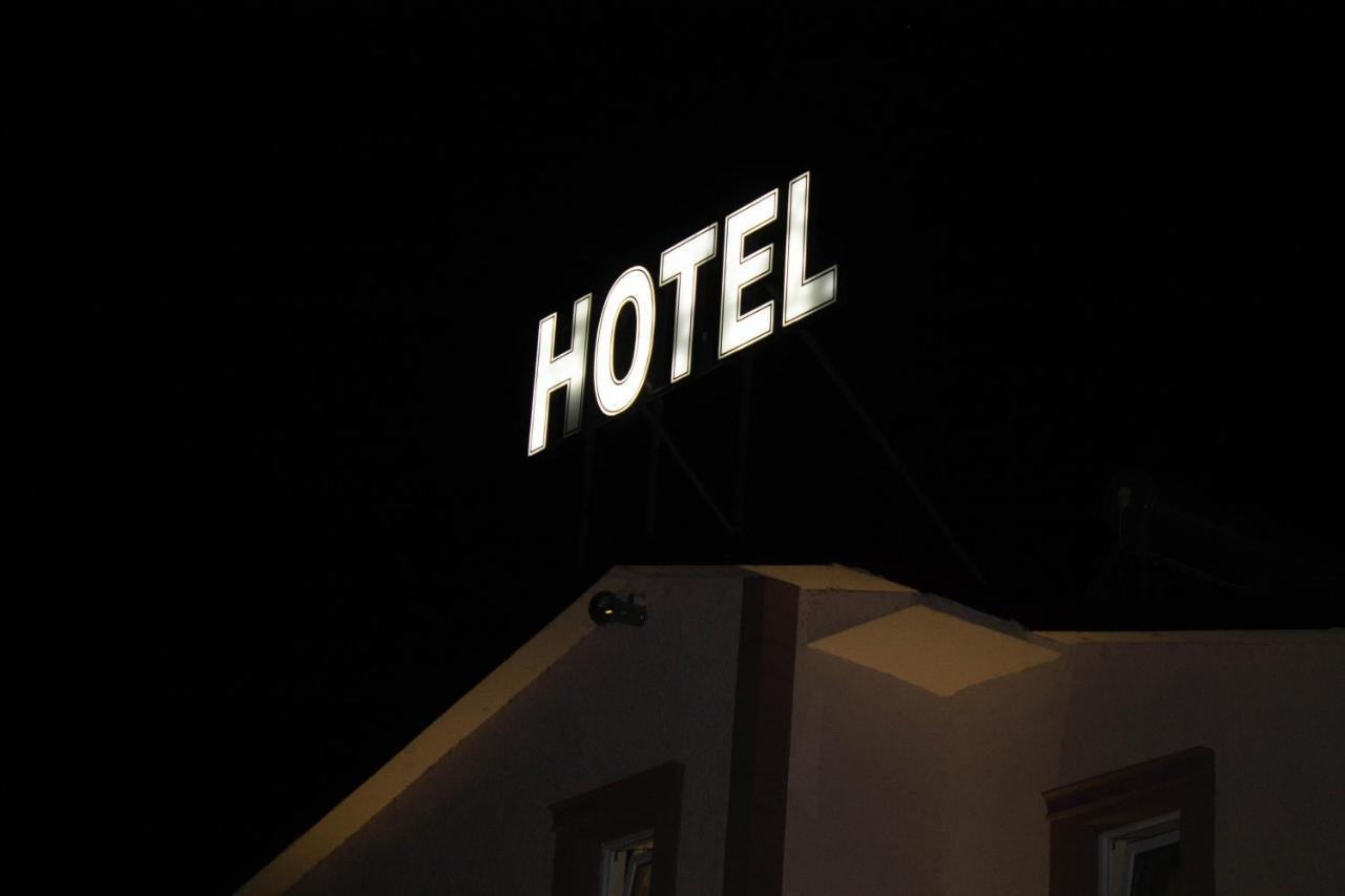 Hotel Living Suto Orizari Zewnętrze zdjęcie